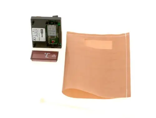 Ein Bosch-Gerät bestehend aus einer elektronischen Einheit mit digitalen Anzeigen, einem abnehmbaren Sensor und einem Stoffbeutel für die Anwendung.